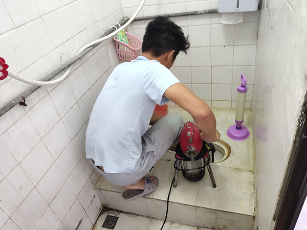 漳州管道堵塞冒臭气 专业师傅现场解决问题